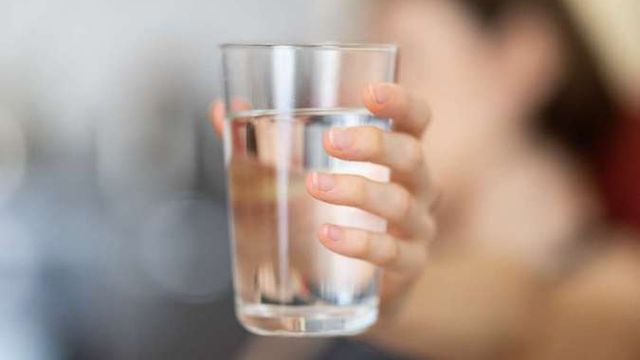 Apakah 10x Minum Air Putih Bisa untuk Menurunkan Asam Urat?